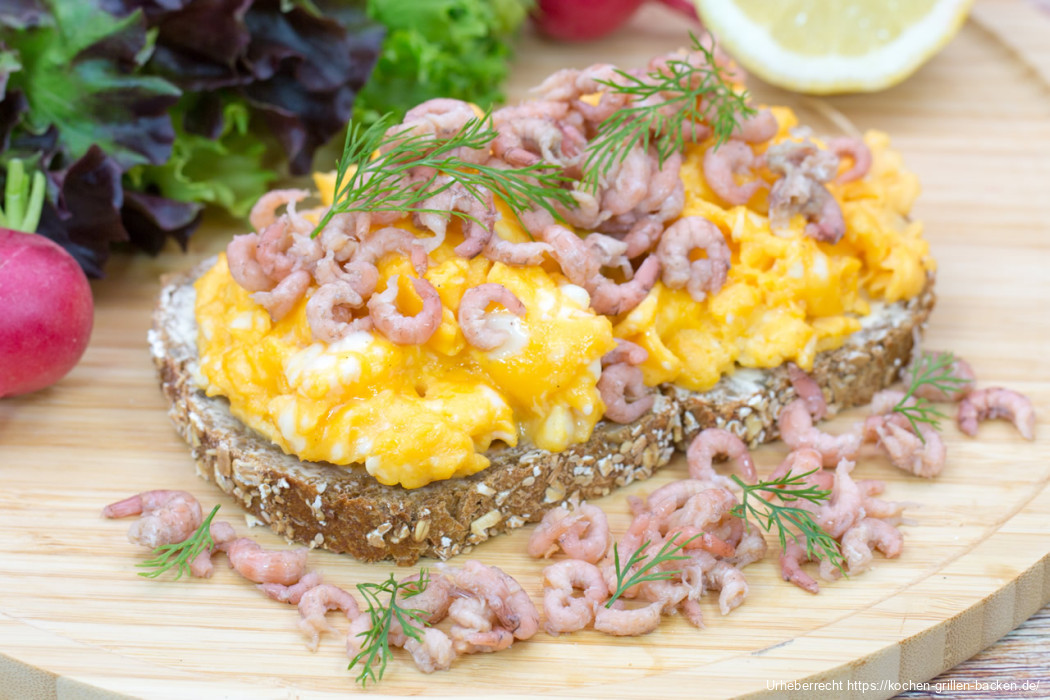 Brot mit Rührei und Nordseekrabben