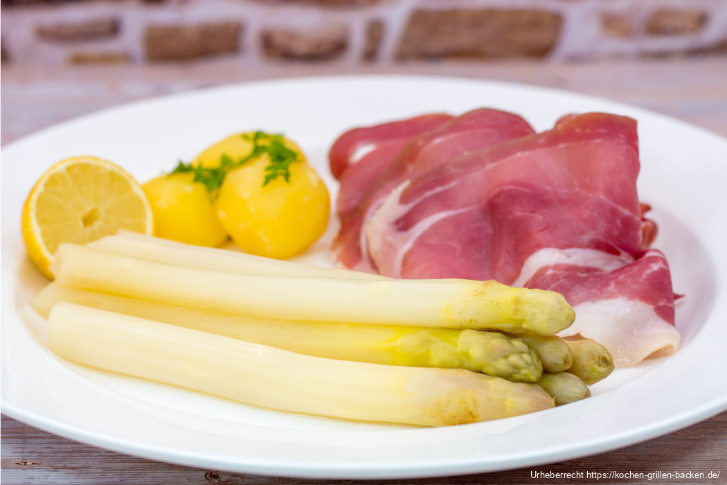 Spargel mit geräuchertem Schinken