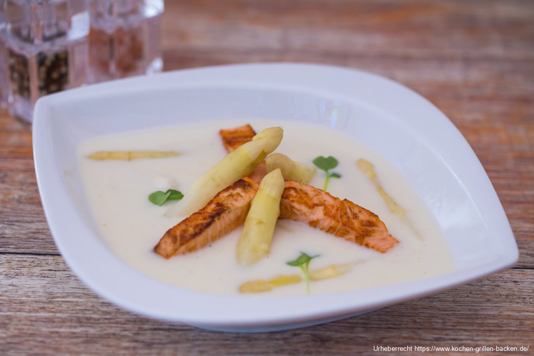 Spargelcremesuppe mit gebratenem Lachs