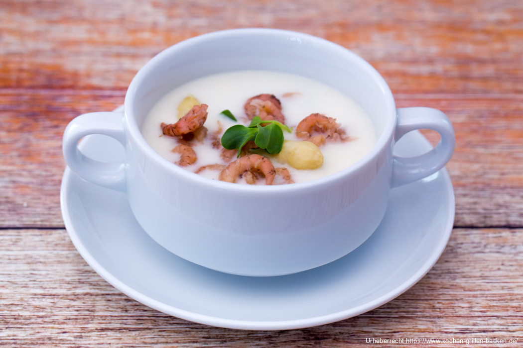 Spargelcremesuppe mit Nordseekrabben