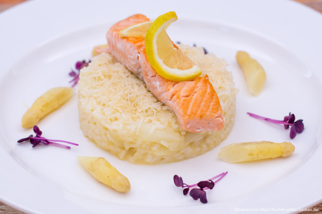 Spargel-Risotto mit gebratenem Lachs