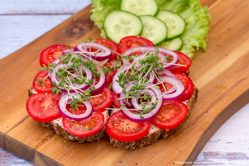 Tomatenbrot mit Zwiebeln